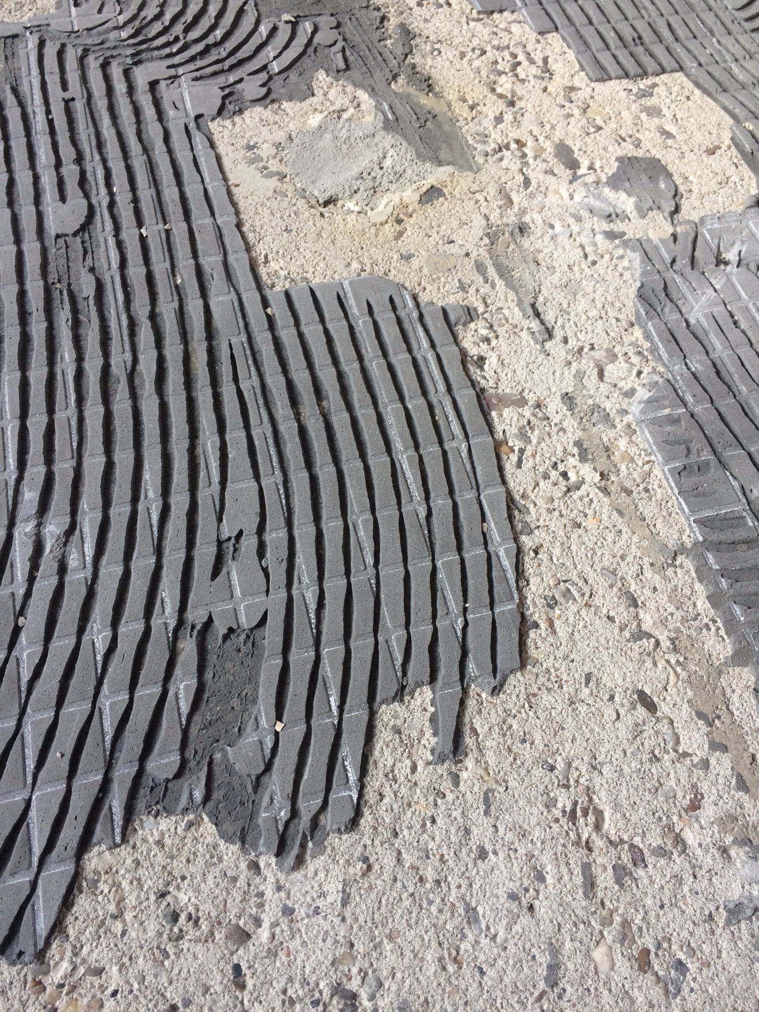 Egaliseren van tegellijm